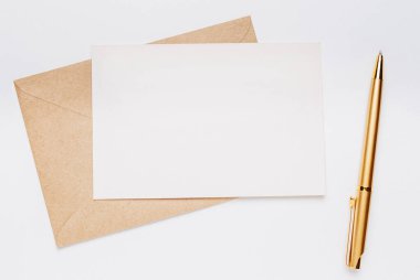 Zarflı boş not ve beyaz arkaplanda altın kalem