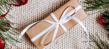 Noel ağacı ve oyuncaklarla örülmüş yeni yıl hediyeleri