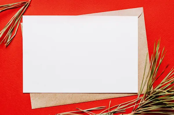 Κενό Χριστουγεννιάτικο Σημείωμα Κλαδί Ελάτης Κόκκινο Απομονωμένο Φόντο Νέο Έτος — Φωτογραφία Αρχείου