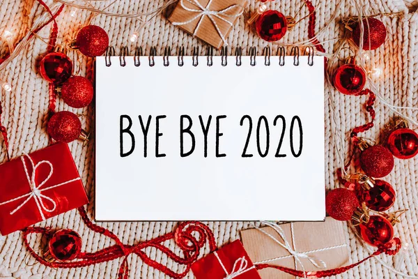 Mutlu noeller ve yeni yıl konsepti hediye kutuları, oyuncaklar ve mesajlı defter. Güle güle 2020.