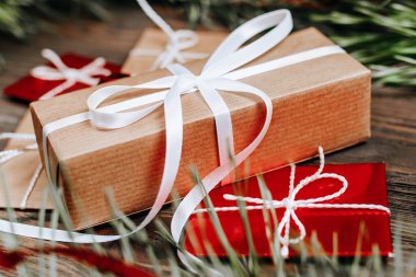 Yeni yıl hediyeleri ahşap arka planda Noel ağacı ve oyuncaklarla