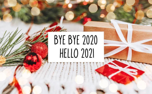 Mutlu noeller ve yeni yıl konsepti hediye kutuları ve mesajlı tebrik kartı. Güle güle 2020 Merhaba 2021
