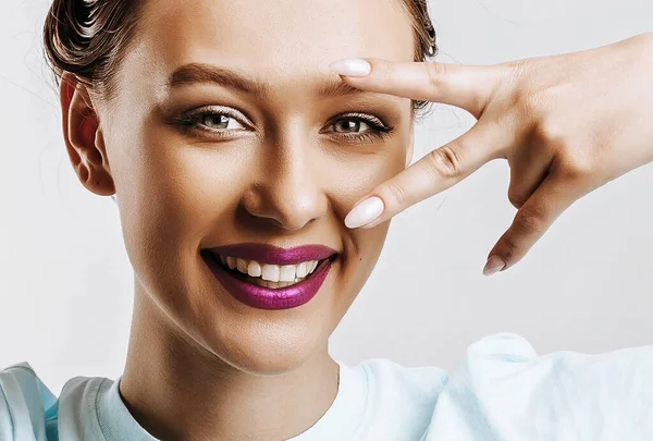 Eine Schöne Junge Brünette Mädchen Hält Ihre Haare Und Macht — Stockfoto