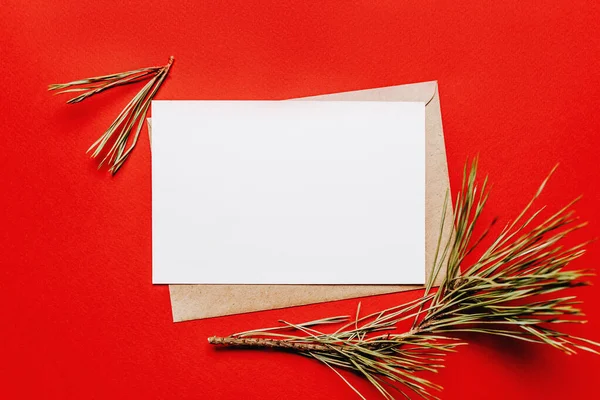 在红色孤立的背景上 带有冷杉枝条的空白圣诞祝福 新年概念 — 图库照片