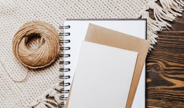 Ahşap ve örgü arka planda boş bir not.