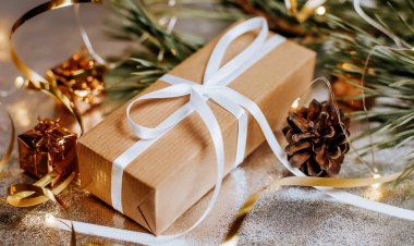 Yılbaşı hediyeleri kozalaklı ışıklarda ve köknar dalları gümüşi arka planda şenlikli yeni yıl atmosferinde