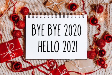 Mutlu noeller ve yeni yıl konsepti hediye kutuları, oyuncaklar ve mesajlı defter. Güle güle 2020 Merhaba 2021