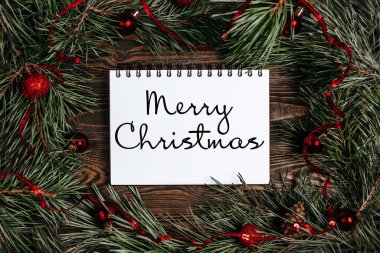 Mutlu noeller ve mutlu yeni yıl konsepti hediye kutuları, oyuncaklar ve yazılı not defteri Mutlu noeller