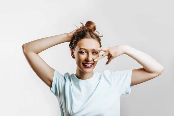 Eine Schöne Junge Brünette Mädchen Hält Ihre Haare Und Macht — Stockfoto