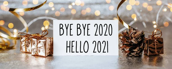 Mutlu noeller ve yeni yıl konsepti hediye kutuları ve mesajlı tebrik kartı. Güle güle 2020 Merhaba 2021