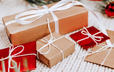 Noel ağacı ve oyuncaklarla örülmüş yeni yıl hediyeleri
