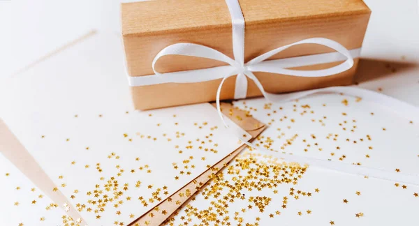 Presente Nota Branco Com Envelope Estrelas Glitter Ouro Fundo Branco — Fotografia de Stock