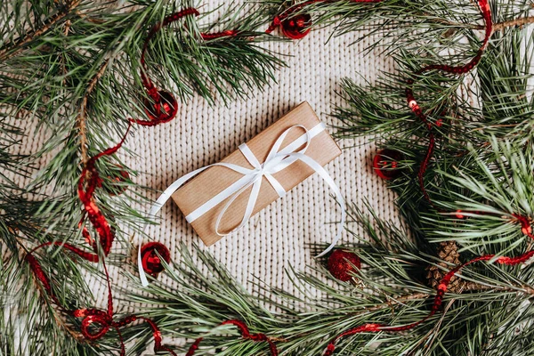 Regalos Año Nuevo Sobre Fondo Punto Con Árbol Navidad Juguetes — Foto de Stock