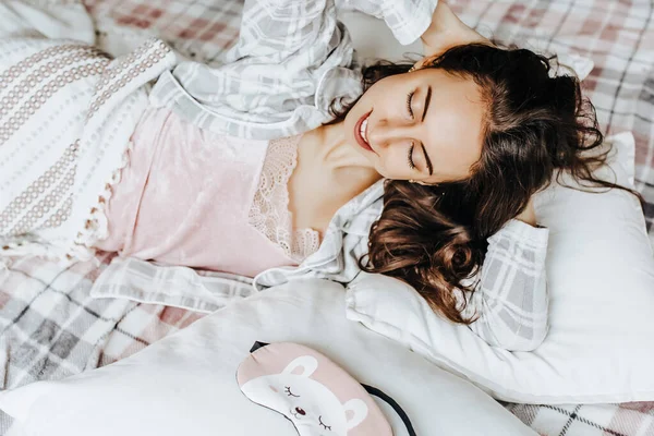 Сонна Дівчина Брюнетка Лежить Ліжку Зав Язаними Очима Прокидається Вранці — стокове фото