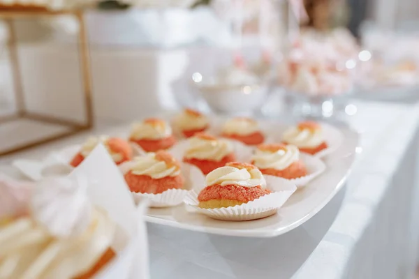 Μπαρ Γλυκών Στο Συμπόσιο Τραπέζι Γάμου Γλυκά Κέικ Γλυκά Muffins — Φωτογραφία Αρχείου