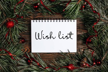 Mutlu noeller ve mutlu yeni yıl konsepti hediye kutuları, oyuncaklar ve mesaj listeli not defteri