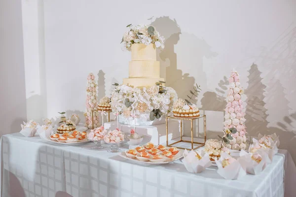 Şölende Çikolata Düğün Masası Şekerli Pastalı Pastalı Kekli Şekerli Restoranda — Stok fotoğraf