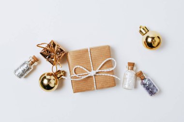 Beyaz arka planda izole edilmiş mutlu noeller için yeni yıl hediyeleri.