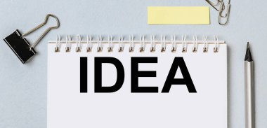 Fikrim var. Kırtasiyeli işyerinin düz düzeni. Beyaz ve mavi arkaplana izole edilmiş metin, kalem, defter, klasör klipleri ve raptiyeler için yeri olan boş çıkartmalar. Ofis malzemeleri hazır..