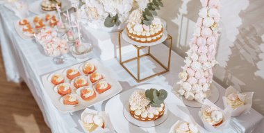 Şölende çikolata. Düğün masası şekerli, pastalı, pastalı, kekli, şekerli. Restoranda olay var.