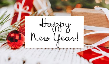 Mutlu Noeller ve yeni yıl konsepti hediye kutuları ve mesajlı tebrik kartı ile mutlu yıllar.