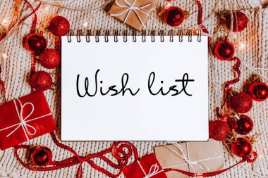 Mutlu noeller ve mutlu yeni yıl konsepti hediye kutuları, oyuncaklar ve mesaj listeli not defteri