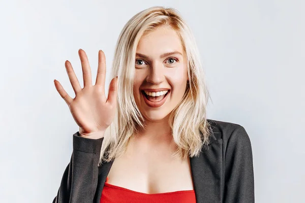 Hermosa Joven Feliz Sonríe Sobre Fondo Gris Aislado —  Fotos de Stock