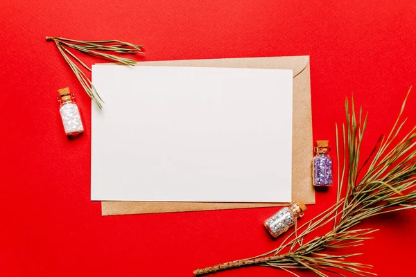 Λευκό Χριστουγεννιάτικο Σημείωμα Έλατο Και Έλατο Παιχνίδι Κόκκινο Απομονωμένο Φόντο — Φωτογραφία Αρχείου