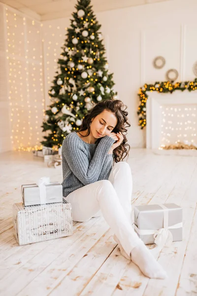 Hermosa Alegre Joven Feliz Con Regalos Navidad Fondo Árbol Año —  Fotos de Stock