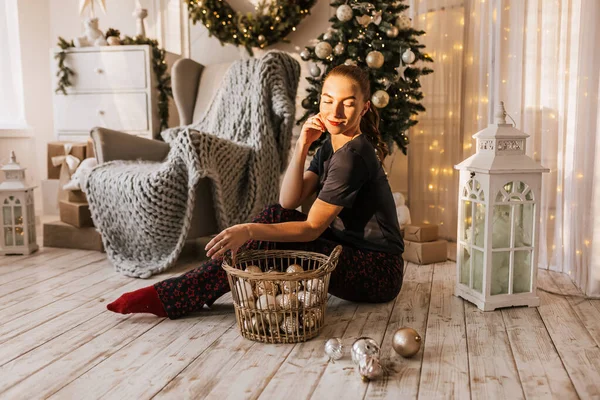Vacker Glad Glad Ung Flicka Golvet Pyjamas Med Jul Leksaker — Stockfoto