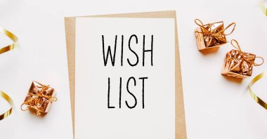 İçinde zarf, hediyeler ve beyaz arka planda altın kurdele olan dilek listesi notu. Mutlu Noeller ve yeni yıl konsepti