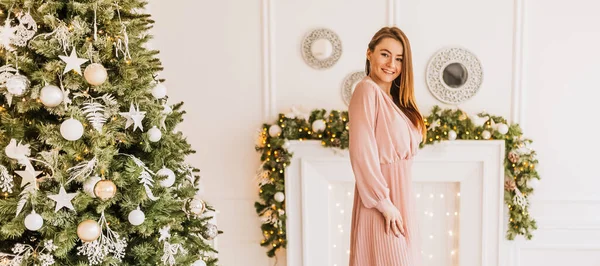 Hermosa Alegre Joven Feliz Con Regalos Navidad Fondo Árbol Año —  Fotos de Stock