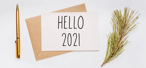 Hallo 2021 Zettel Mit Umschlag Fichtenzweig Und Goldstift Auf Weißem — Stockfoto