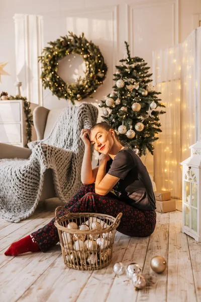 Hermosa Alegre Joven Feliz Suelo Pijama Con Juguetes Navidad Cerca —  Fotos de Stock