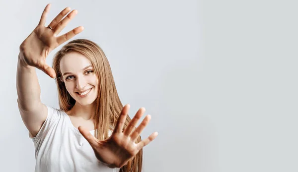 Junge Schöne Mädchen Lächelt Und Zieht Ihre Hände Richtung Kamera — Stockfoto