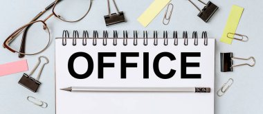 Kırtasiyeli işyerinin düz düzeni. Beyaz ve mavi arkaplana izole edilmiş metin, kalem, defter, gözlük, klasör ve raptiye dolu boş çıkartmalar. Ofis malzemeleri hazır..