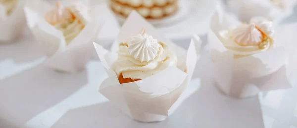 Μπαρ Γλυκών Στο Συμπόσιο Τραπέζι Γάμου Γλυκά Κέικ Γλυκά Muffins — Φωτογραφία Αρχείου