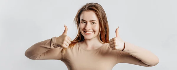 Menina Bonita Sorrindo Mostra Polegares Para Cima Gesto Fundo Isolado — Fotografia de Stock