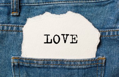 Kotların aşk ve sevgililer günü konsepti üzerine yırtık kağıt üzerinde aşk