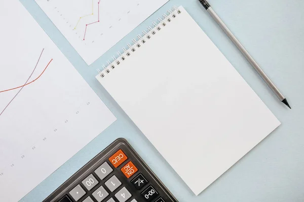 Bürokonzept Arbeitsbereich Mit Grafiken Taschenrechner Notizbuch Und Bleistift Kopierraum Weißer — Stockfoto