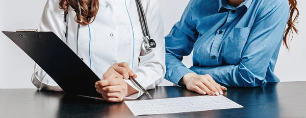 Woman Doctor Reception Check Health Table White Isolated Background — Stock Photo, Image