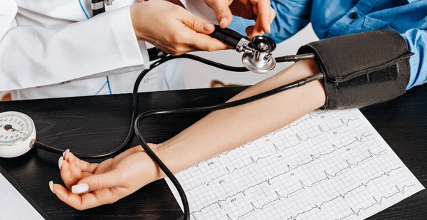 Doctor Measures Blood Pressure Tonometer Woman Patient Medical Appointment Clinic — Stock Photo, Image