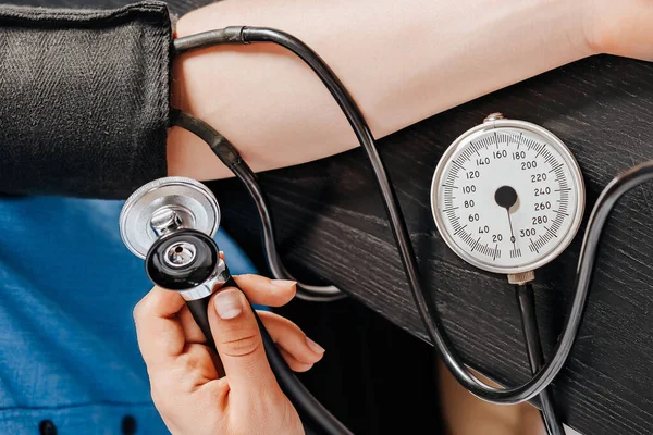 Doctor Measures Blood Pressure Tonometer Woman Patient Medical Appointment Clinic — Stock Photo, Image