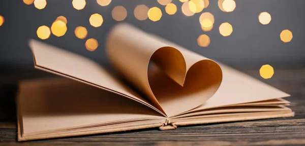 Hart Gemaakt Van Boekenvellen Licht Liefde Valentijn Concept Een Houten — Stockfoto