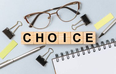 Ofis masasındaki tahta küplerden seçilmiş kelime.