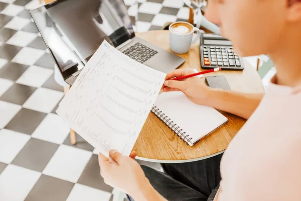 Zakenman Controleert Informatie Grafieken Kantoor Buurt Van Laptop — Stockfoto