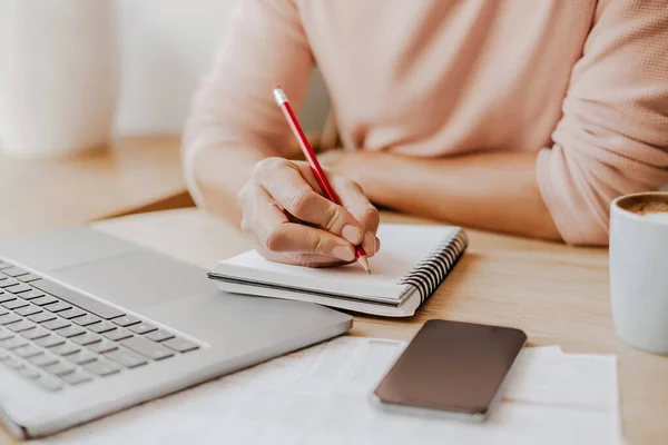 Hombre Escribe Información Negocios Cuaderno Lugar Trabajo Oficina —  Fotos de Stock