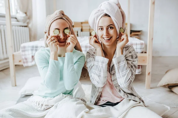 Two Girls Make Homemade Face Hair Beauty Masks Cucumbers Freshness — Stock Photo, Image