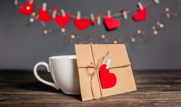 Liebesbrief Mit Herz Neben Einer Tasse Auf Einem Hintergrund Aus — Stockfoto