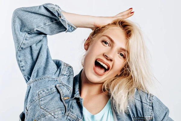 Hermosa Joven Feliz Sobre Fondo Gris Aislado — Foto de Stock